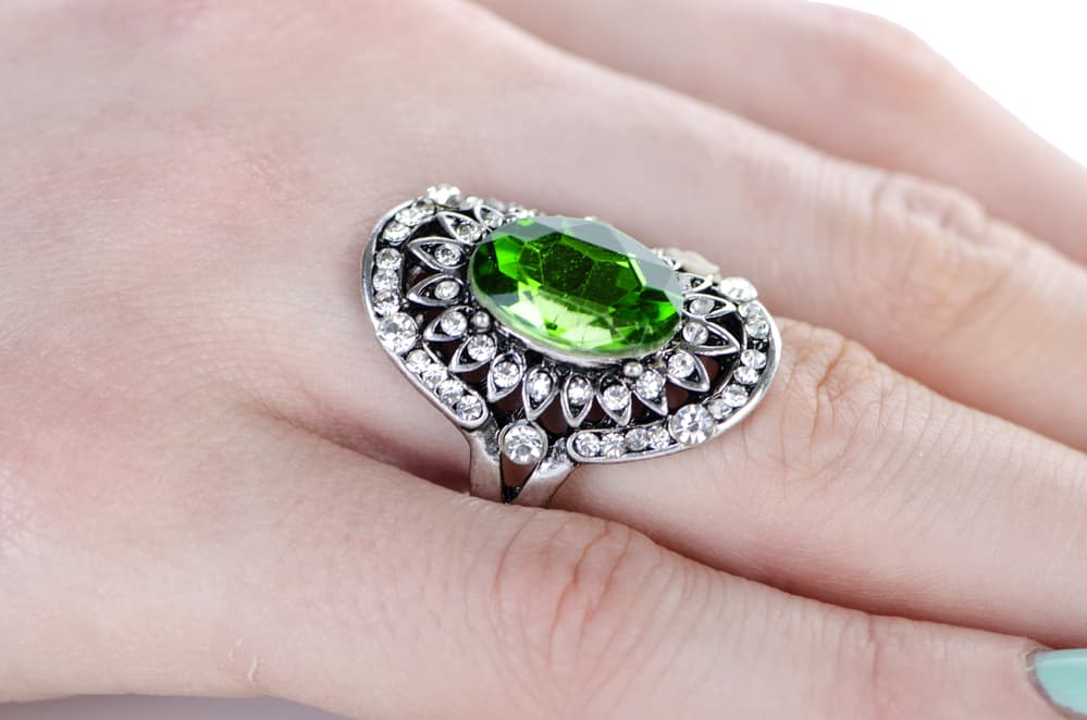 Green emerlad fashion ring surrounded by diamonds